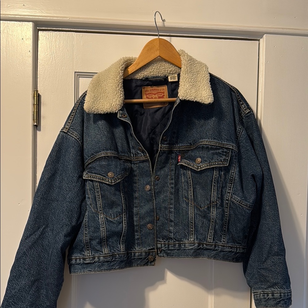Cropped Levi’s Trucker Jacket with Sherpa Collar